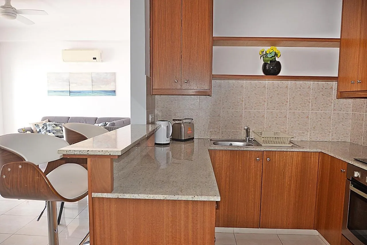 לרנקה Nicolaides Sea View Apartments